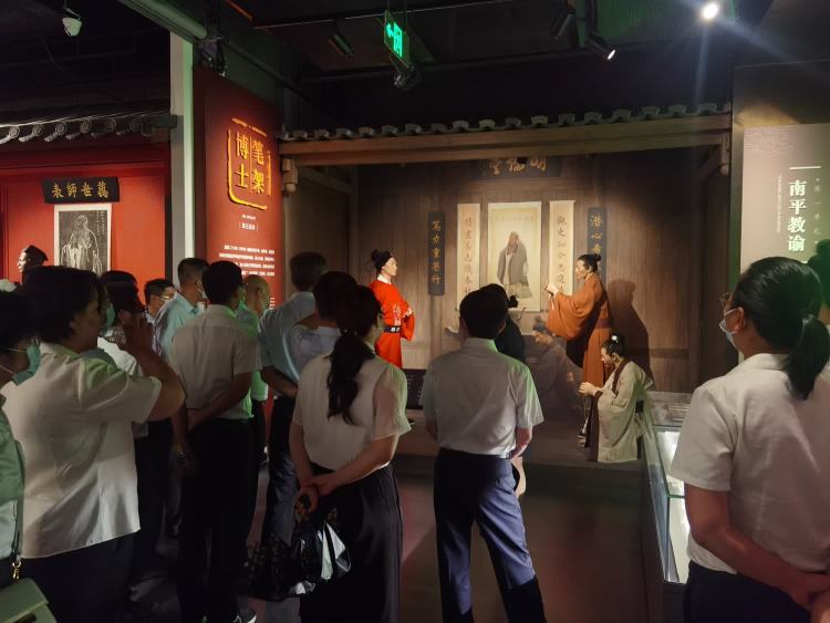 传承海瑞精神 激荡清风正气——365英国在线体育开展“清廉国企 青廉有我”主题党日活动(图5)