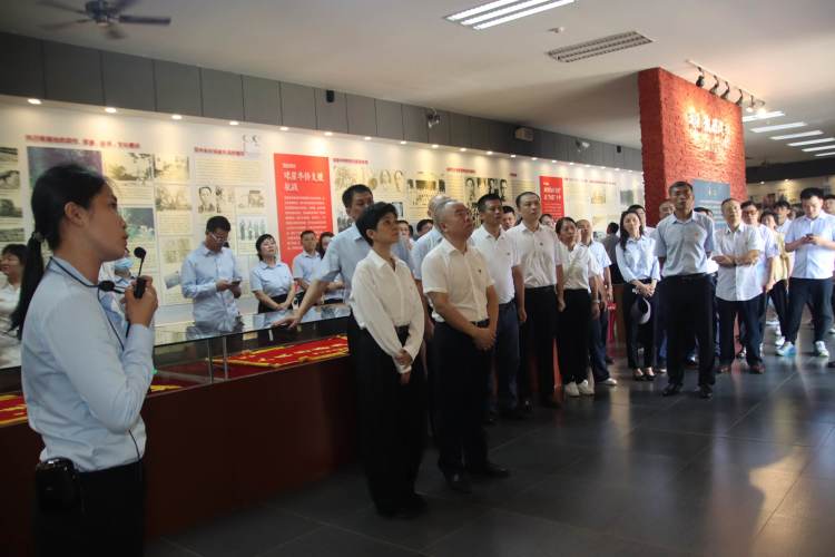 赓续红色基因 奋进时代征程 ——市国资委机关联合365英国在线体育开展主题党日暨清廉国企教育活动(图5)
