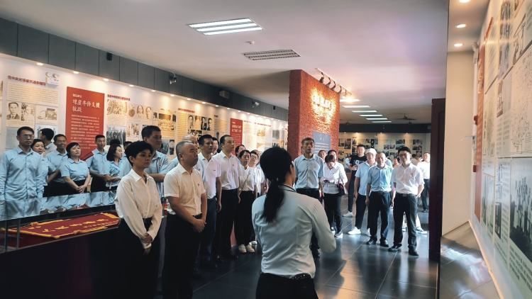 赓续红色基因 奋进时代征程 ——市国资委机关联合365英国在线体育开展主题党日暨清廉国企教育活动(图6)